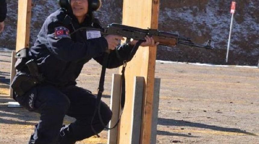 Polis Okulunda Afgan Kadın Polislerin Eğitim Klibi