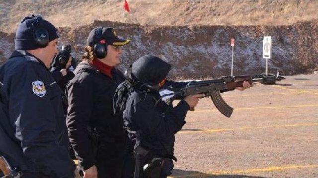 Polis Okulunda Afgan Kadın Polislerin Eğitim Klibi