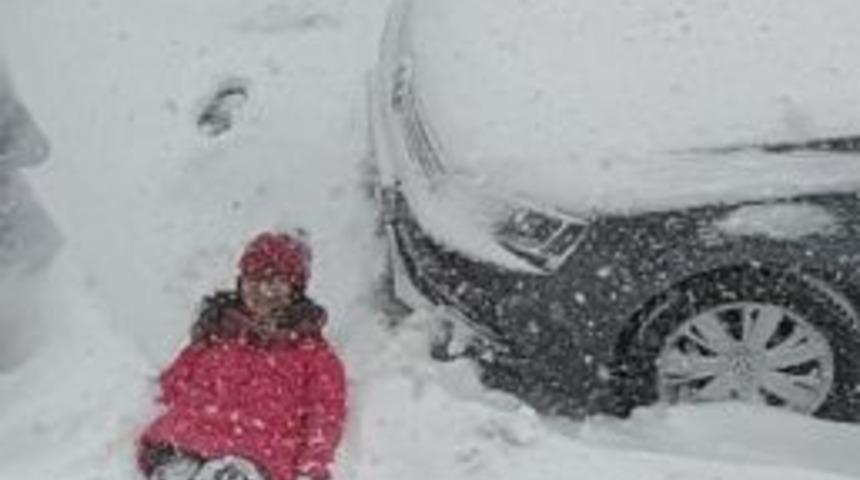 Kar Yağışı En &Ccedil;ok &Ccedil;ocukları Sevindir