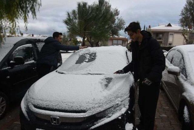 İzmir in Il&ccedil;elerinde Yağmur, Y&uuml;ksek Kesimleri Ise Kar Etkiledi (2) 1