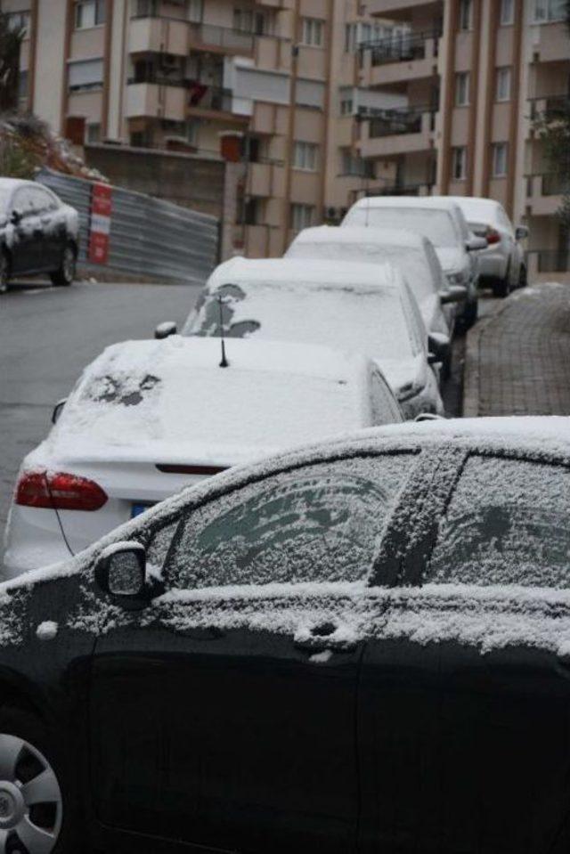 İzmir in Il&ccedil;elerinde Yağmur, Y&uuml;ksek Kesimleri Ise Kar Etkiledi (2) 2