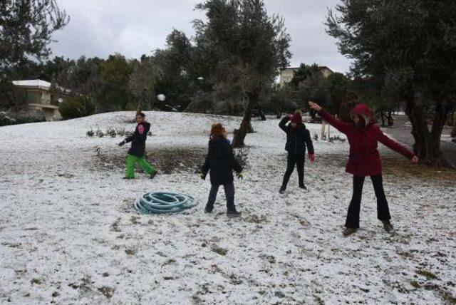 İzmir in Il&ccedil;elerinde Yağmur, Y&uuml;ksek Kesimleri Ise Kar Etkiledi (2) 3
