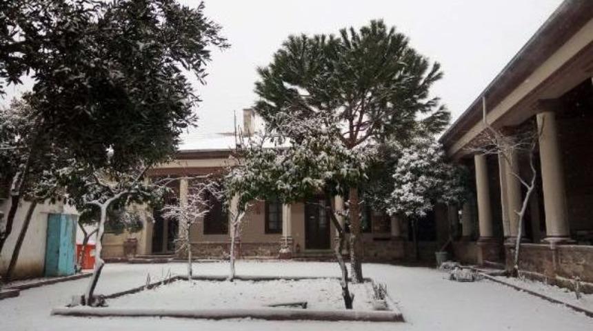 Ayvalık Kent Merkezinde Kar S&uuml;rprizi