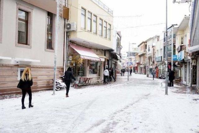 Ayvalık Kent Merkezinde Kar Sürprizi