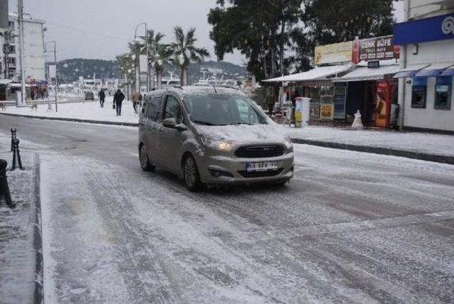 Ayvalık Kent Merkezinde Kar Sürprizi