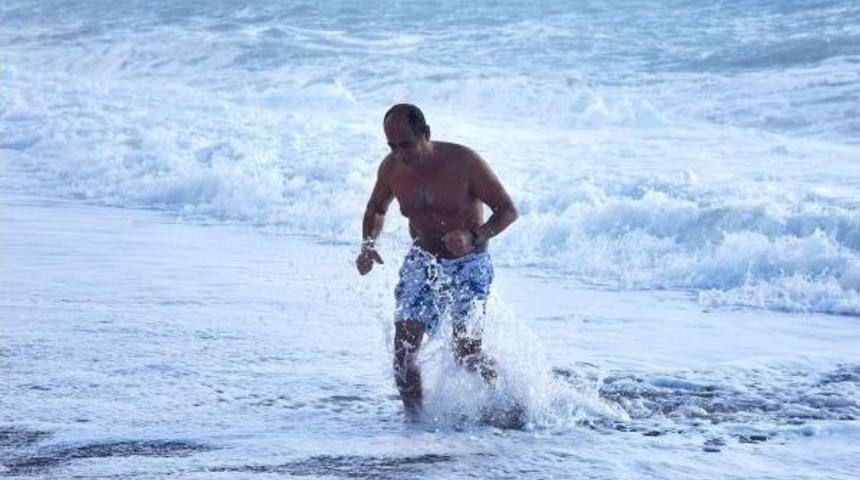 Antalya'da Deniz Keyfi Ve Kar Esareti Bir Arada