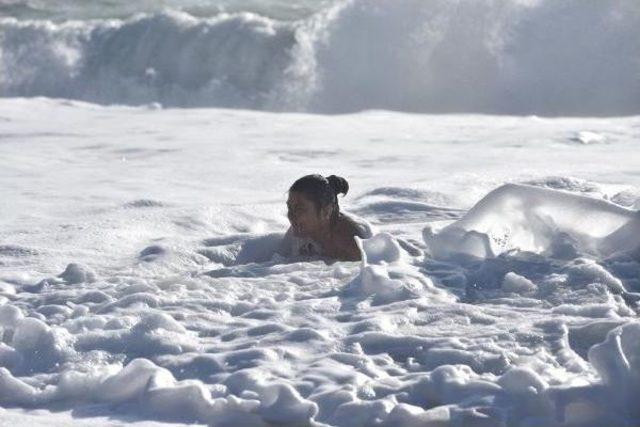 Antalya'da Deniz Keyfi Ve Kar Esareti Bir Arada