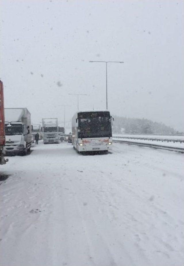 Bolu Ankara Karayolunda Kar Nedeniyle Ulaşım 1 Saat Durdu