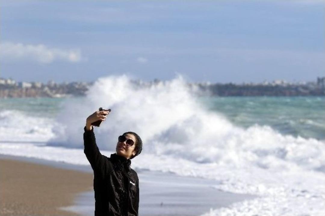 Antalya&rsquo;da &Ouml;ğretmenin Dalga Keyfi