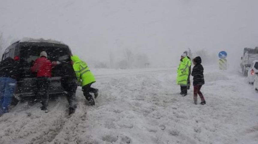 Bursa'da Kar Yağışı Etkili Oluyor (4)