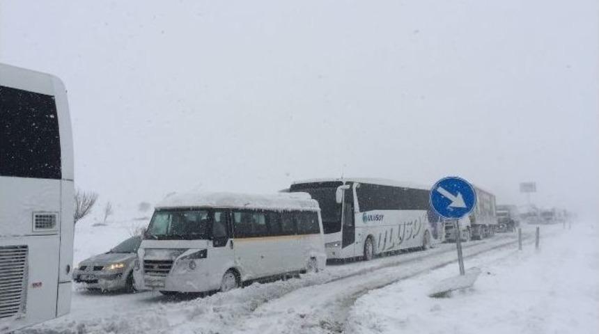 Bursa-izmir Yolu 4.5 Saattir Kapalı, Konvoy 40 Kilometreye Ulaştı