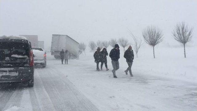 Bursa-izmir Yolu 4.5 Saattir Kapalı, Konvoy 40 Kilometreye Ulaştı