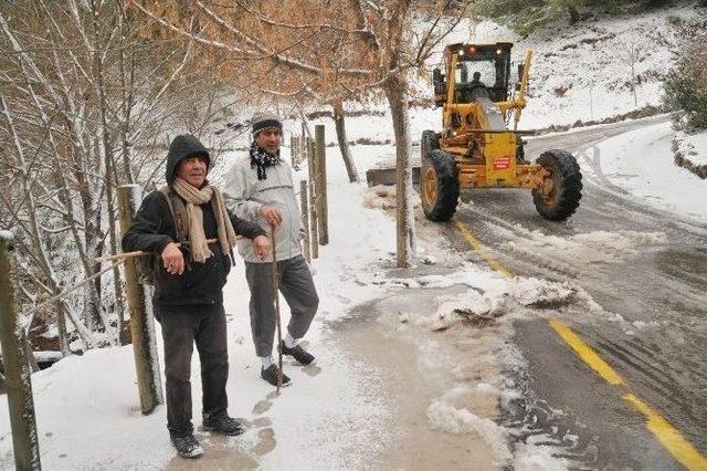 İzmir Beyaza Büründü, Yollar Kapandı