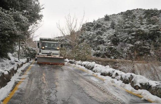 İzmir Beyaza Büründü, Yollar Kapandı