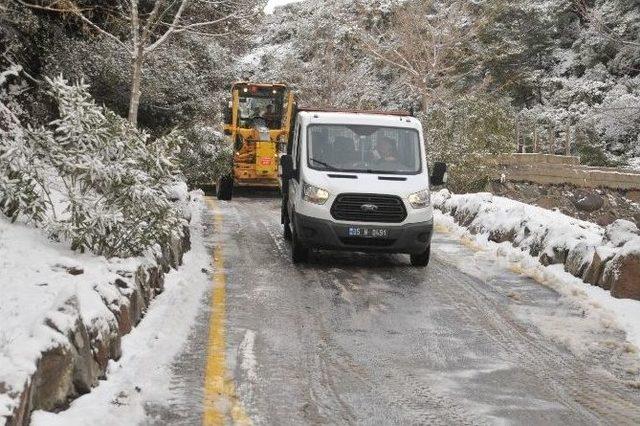 İzmir Beyaza Büründü, Yollar Kapandı