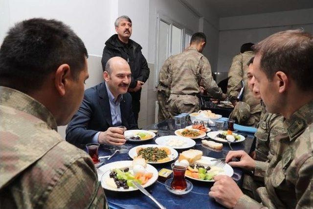 Bakan Soylu, Hatay’da Askerlerle Bir Araya Geldi 1