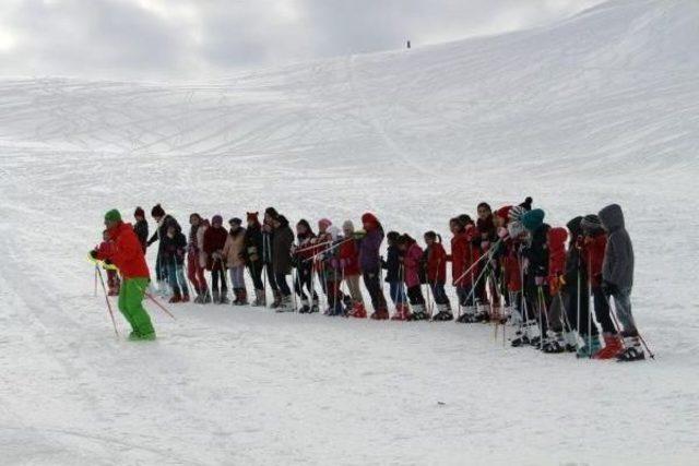 Hakkari de 240 Öğrenciye Kayak Eğitimi Veriliyor 3