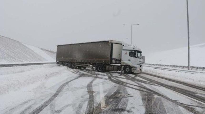 Kuzey &Ccedil;evre Otoyolu'nda Trafik Durdu