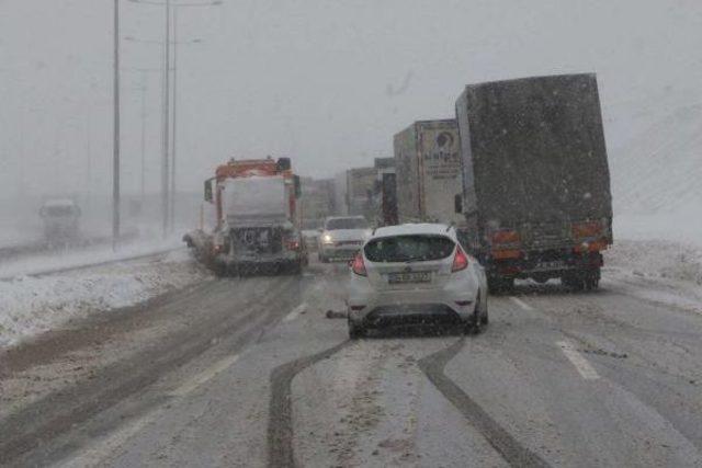 Kuzey Çevre Otoyolu'nda Trafik Durdu