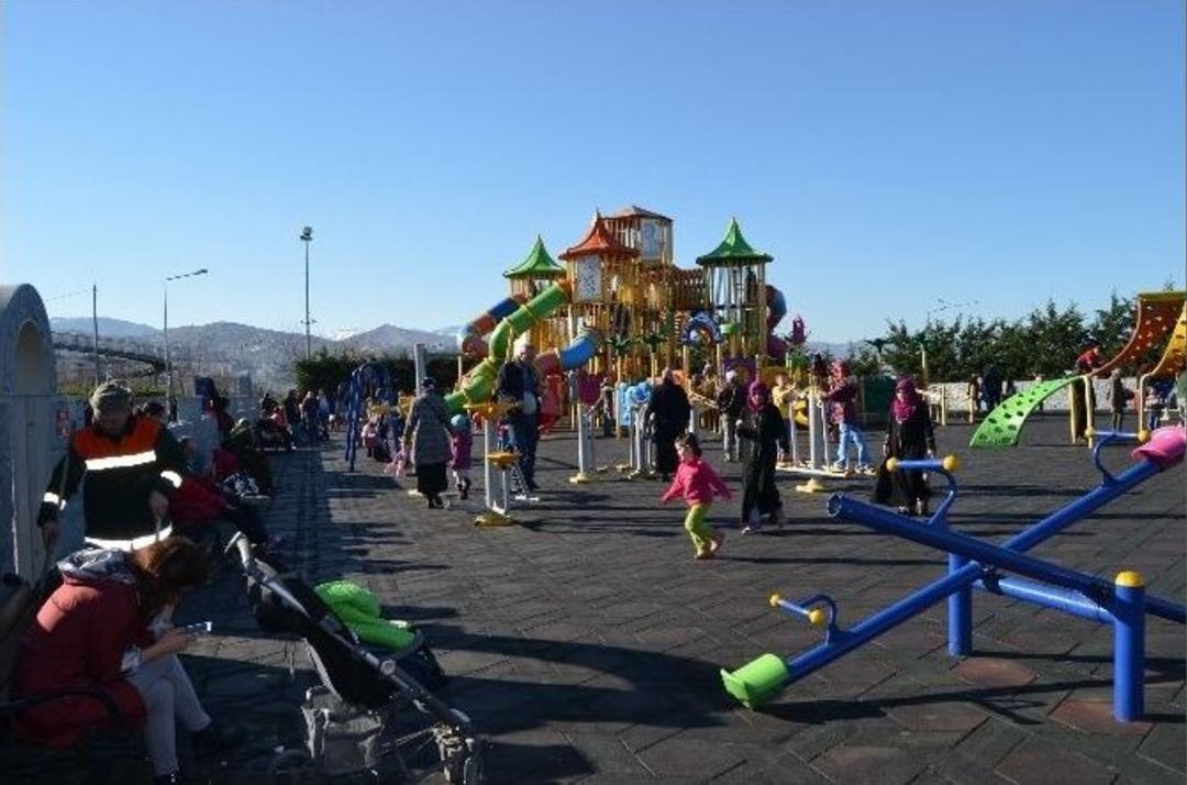 T&uuml;rkiye&rsquo;nin B&uuml;y&uuml;k B&ouml;l&uuml;m&uuml; Kar Esareti Yaşarken Trabzon Yazdan Kalma Bir G&uuml;n Yaşıyor