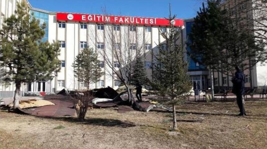 Kayseri'de Lodos Ağa&ccedil;ları Devirdi, Reklam Panolarını U&ccedil;urdu (2)