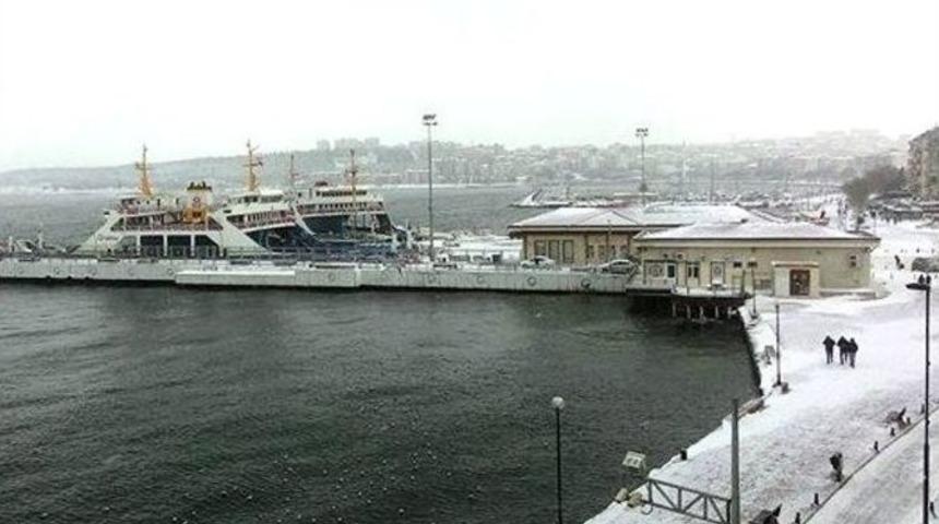 &Ccedil;anakkale&rsquo;de Feribot Seferlerine Kar Ve Fırtına Engeli
