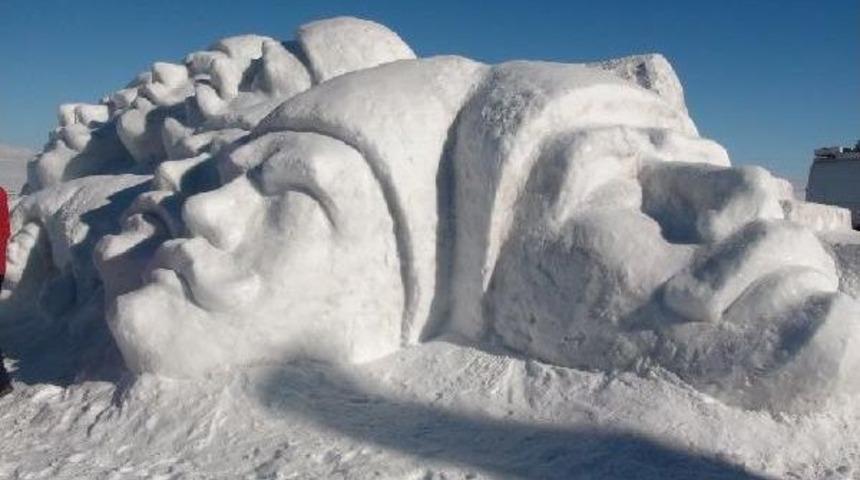 Şehit Mehmet&ccedil;iklerin Kardan Heykellerine Yoğun Ilgi