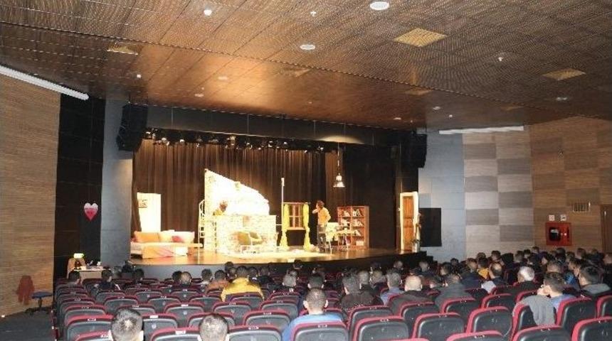 Kader Mahkumlarına &Ouml;zel Tiyatro Oyunu