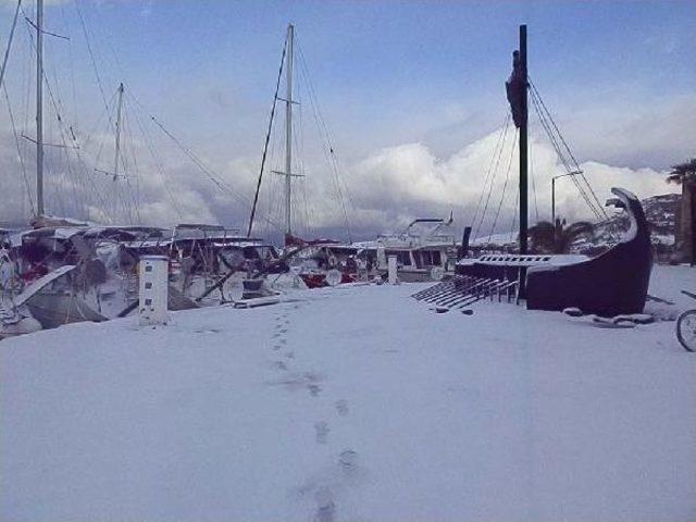 Foça Beyaza Büründü