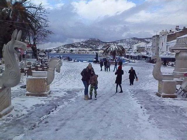 Foça Beyaza Büründü