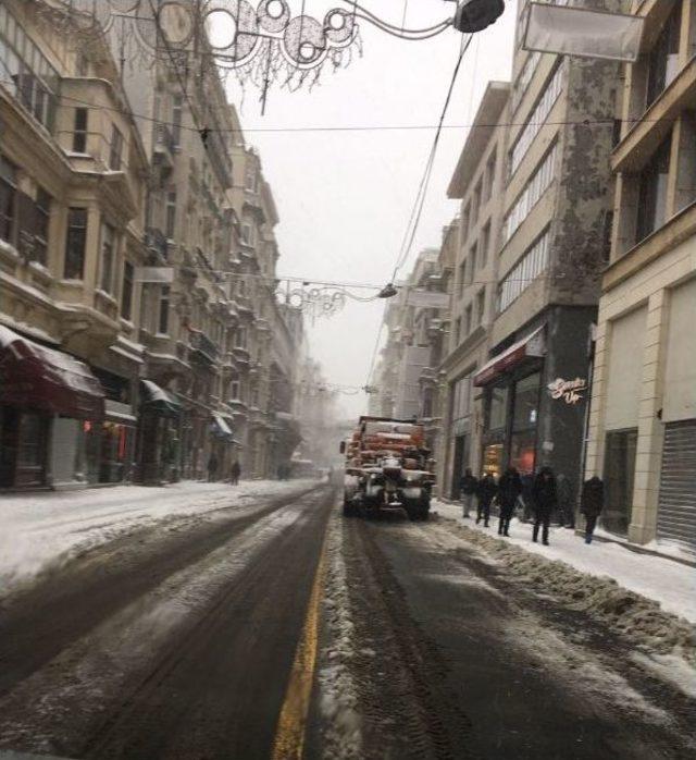 Beyoğlu’nda Kar Çalışmaları Aralıksız Devam Ediyor