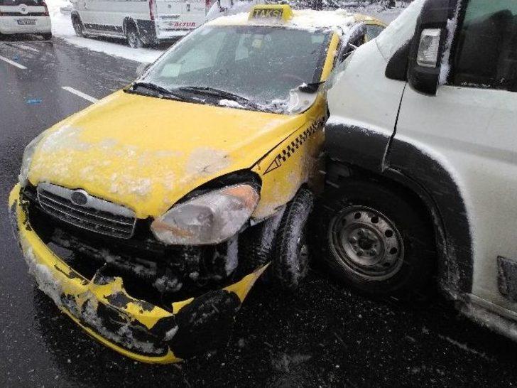 (özel Haber) Karda Kalan Taksi Şoföründen İlginç Yöntem G1