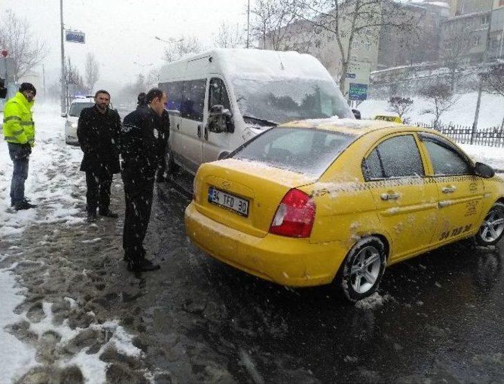 (özel Haber) Karda Kalan Taksi Şoföründen İlginç Yöntem G2