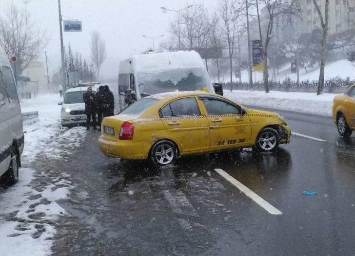 (özel Haber) Karda Kalan Taksi Şoföründen İlginç Yöntem G3