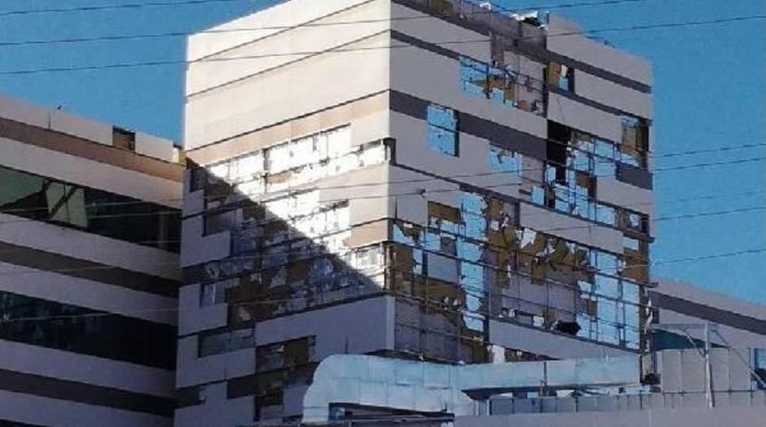 Ereğli&rsquo;De Şiddetli R&uuml;zgar Cezaevi Lojmanlarının &Ccedil;atısını U&ccedil;urdu