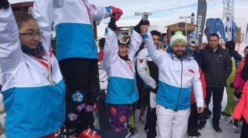 Kayakta R&uuml;zg&acirc;r Kayak Kul&uuml;b&uuml; Birincilik Zaferi