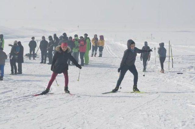 Kayak Pisti Olmayan Yüksekova'da Kayaklı Koşu Yarışması