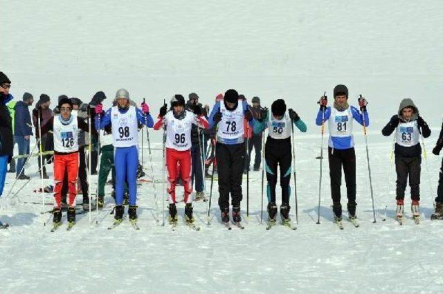 Kayak Pisti Olmayan Yüksekova'da Kayaklı Koşu Yarışması