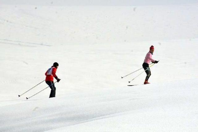 Kayak Pisti Olmayan Yüksekova'da Kayaklı Koşu Yarışması