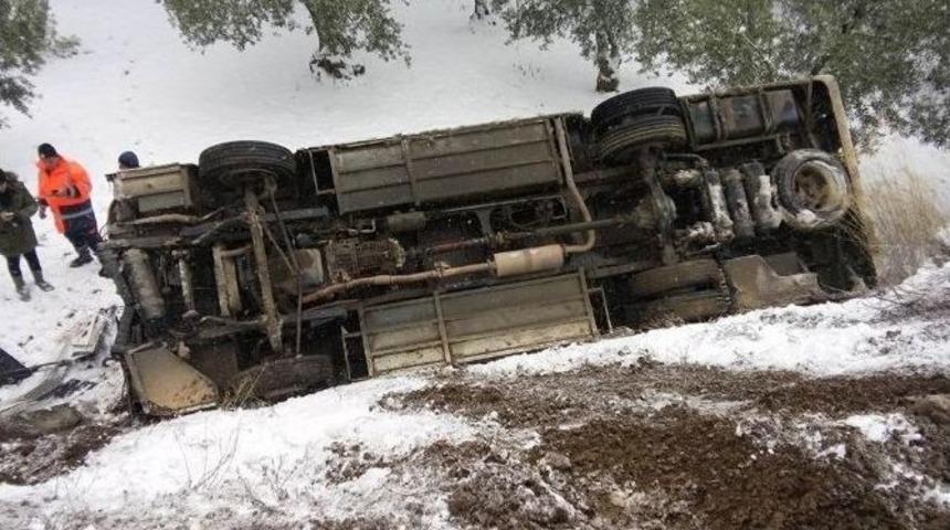 Bursa&rsquo;da Halk Otob&uuml;s&uuml; Kar Sebebiyle Takla Attı