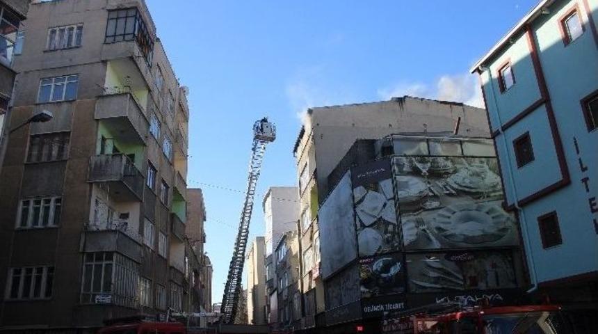 Tekstil At&ouml;lyesinde &Ccedil;ıkan Yangın Paniğe Neden Oldu