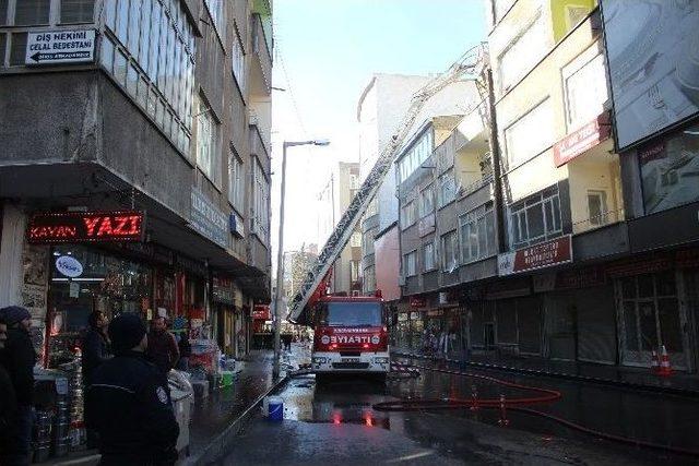 Tekstil Atölyesinde Çıkan Yangın Paniğe Neden Oldu