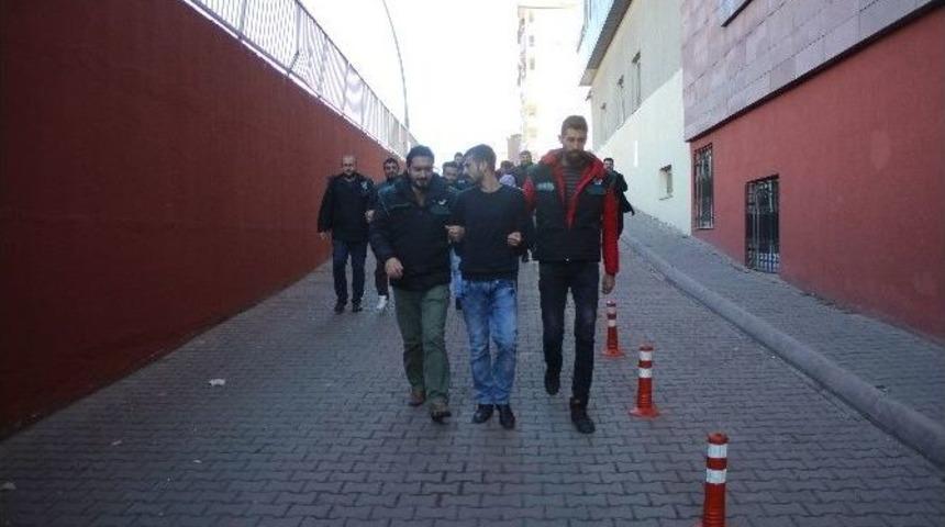 Uyuşturucu Operasyonunda G&ouml;zaltına Alınan 5 Kişi Adliyeye Sevk Edildi