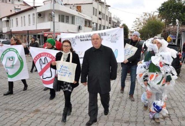 Datça'da 'yetti Gari Plastik Poşet' Yürüyüşü