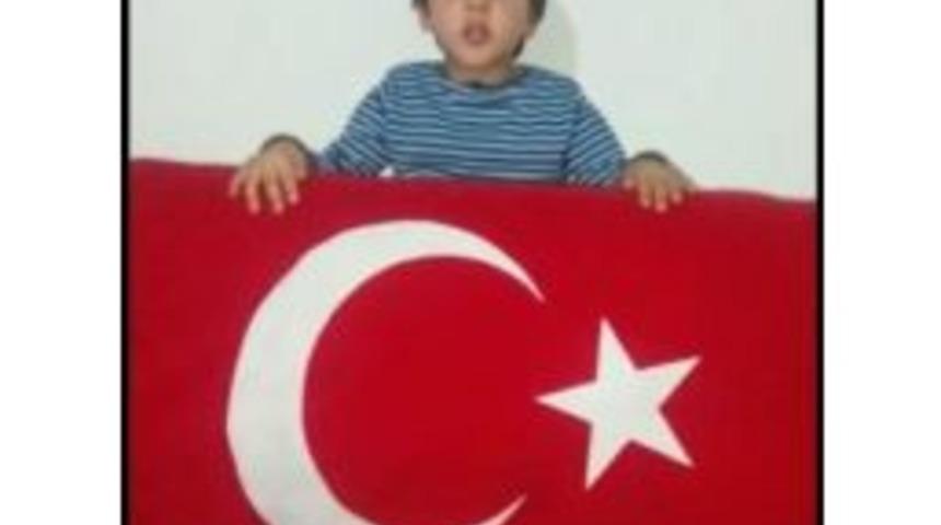 6 Yaşındaki Alp, Vatan Sevgisini Şarkı S&ouml;yleyerek Dile Getirdi