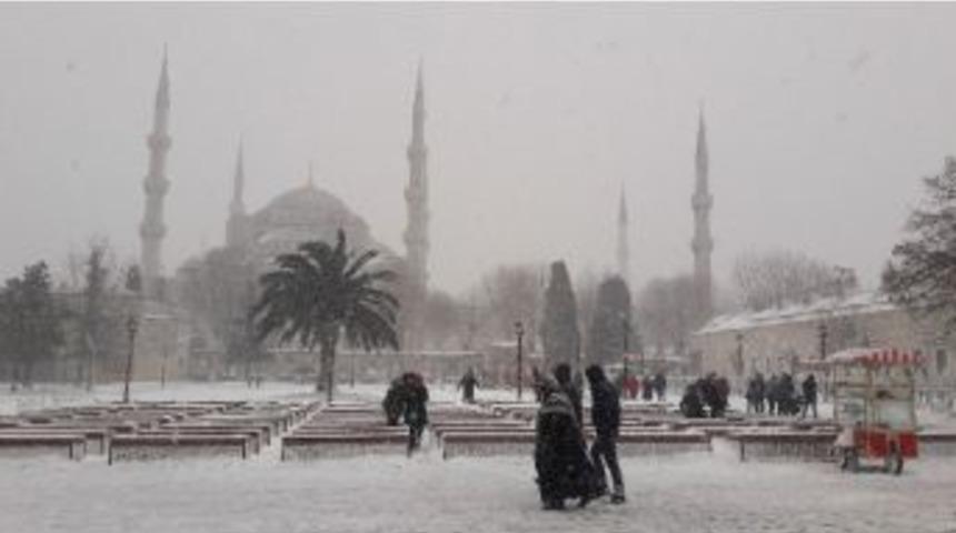 Sultanahmet Camii&rsquo;nin Avlusunda Kızakla Kaydılar