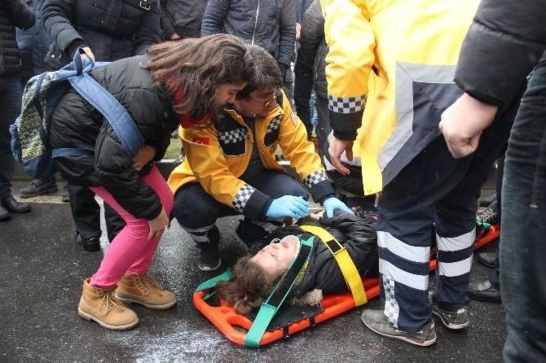 Yolun Karşısına Ge&ccedil;meye &Ccedil;alışan &Ouml;ğrenciye Otomobil &Ccedil;arptı