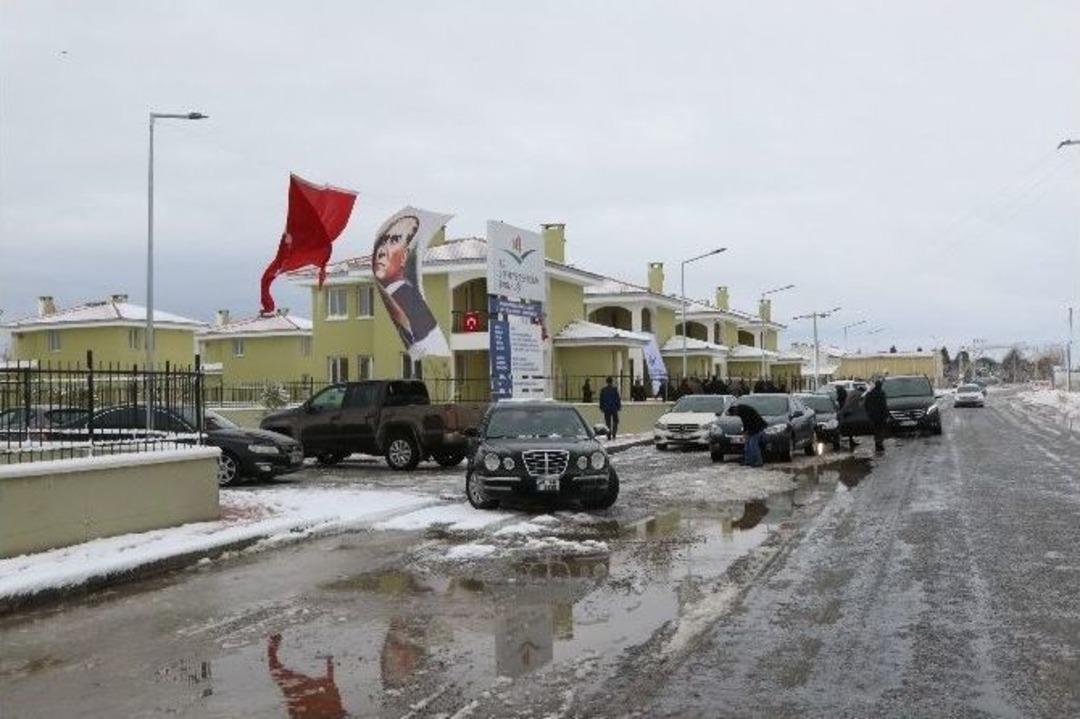 G&ouml;rdes Barajı Mağdurlarına Evleri Teslim Edildi