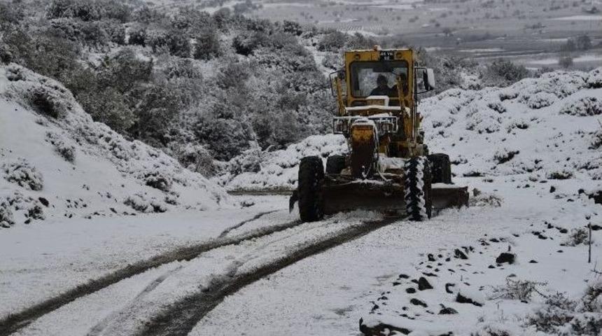 Yunusemre&rsquo;de Kar Mesaisi S&uuml;r&uuml;yor