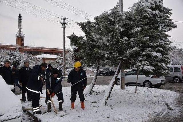 Yunusemre&rsquo;de Kar Mesaisi S&uuml;r&uuml;yor 2